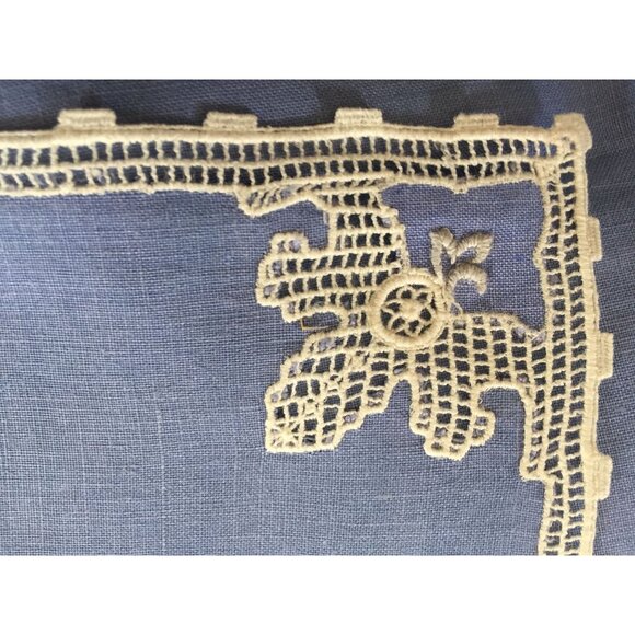 Vintage 1940's Hand Crocheted Blue White Linen Tablecloth + 4 Matching Napkins - Picture 10 of 10